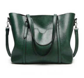 Bolsa Feminina de Ombro em Couro Legítimo - Mulher Elegante