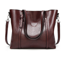 Bolsa Feminina de Ombro em Couro Legítimo - Mulher Elegante