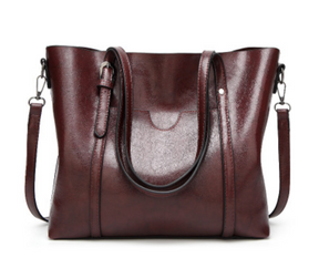 Bolsa Feminina de Ombro em Couro Legítimo - Mulher Elegante