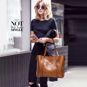 Bolsa Feminina de Ombro em Couro Legítimo - Mulher Elegante